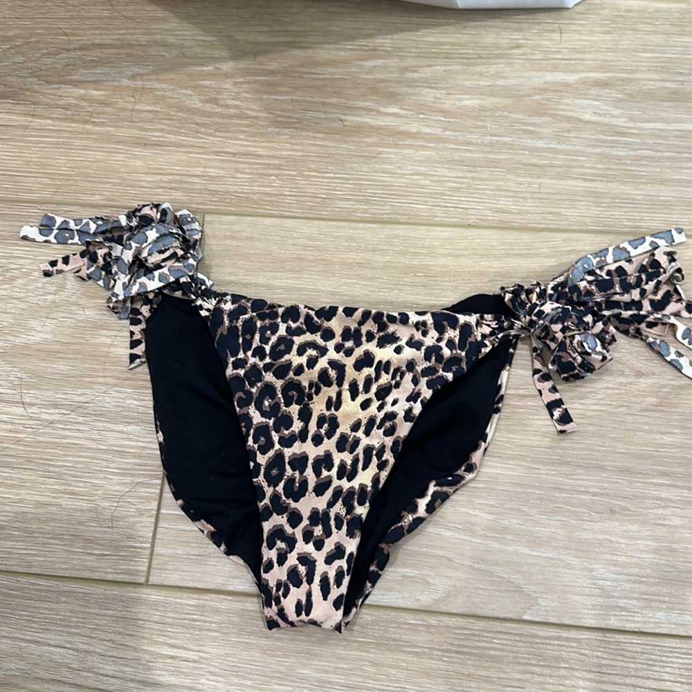Billabong cheetah print bikini bottoms